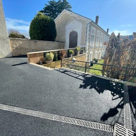 Conception et réalisation d’allées et de cours adaptées aux besoins locaux.