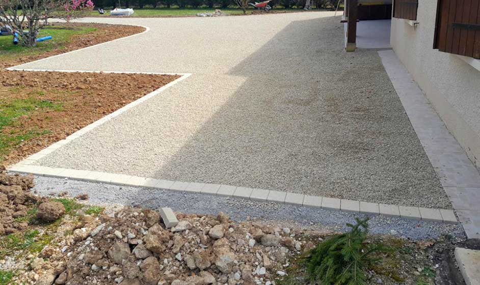 Travaux d’aménagement extérieur avec pose de pavés en rive et finition en calcaire drainant 6/10 blanc pour embellir et structurer les espaces en Dordogne.