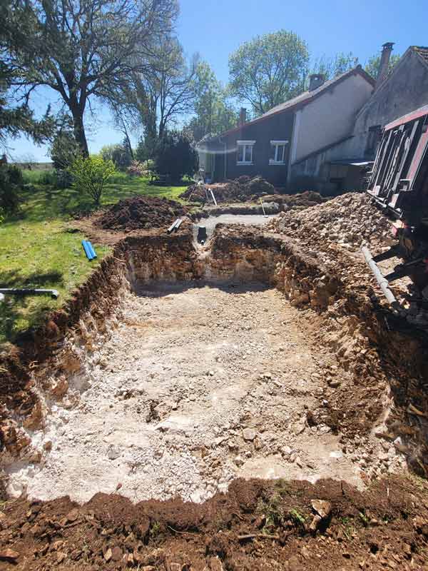 Mise en place de solutions d’assainissement adaptées aux terrains en Dordogne, Terrassement d'un filtre à sable.