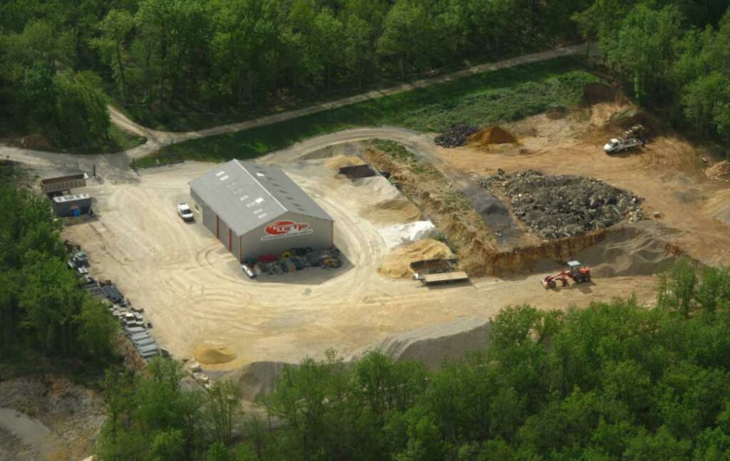 Vue d’ensemble par drone de l’entreprise TCTP et de son parc d’engins en Dordogne.