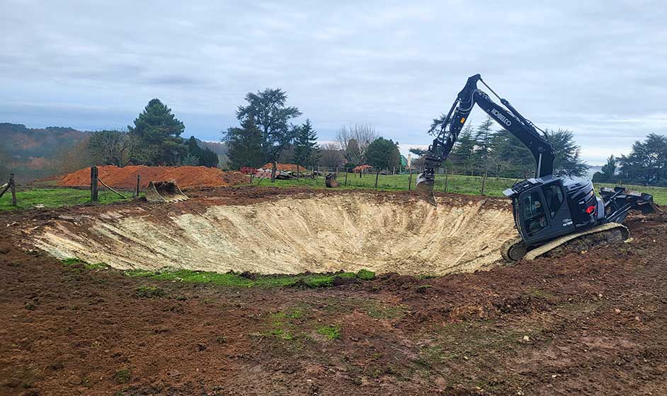 Terrassement d'un bassin de récupération d'eau de pluie dans le Périgord, réalisés avec les engins TCTP.