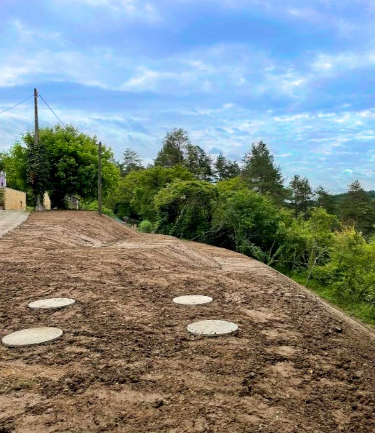 Aménagement en risberme et mise en oeuvre de terre végétale dans un talus en dordogne