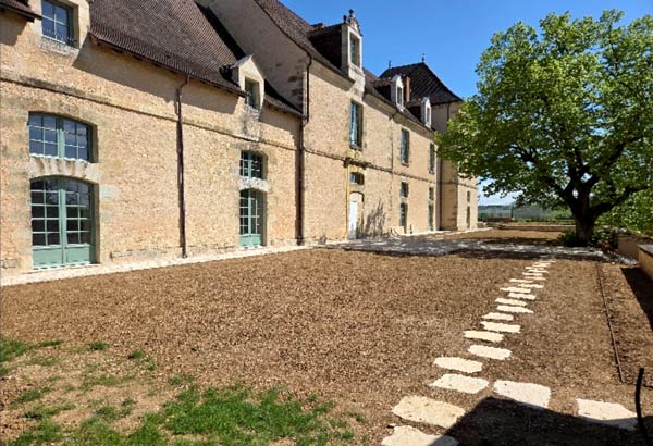 Travaux d’aménagements extérieurs et pose de pavés réalisés par TCTP pour valoriser un terrain en Dordogne.