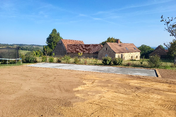 Réalisation d'un terrain de pétanque dimensions 12x4 avec traverses paysagère en chêne