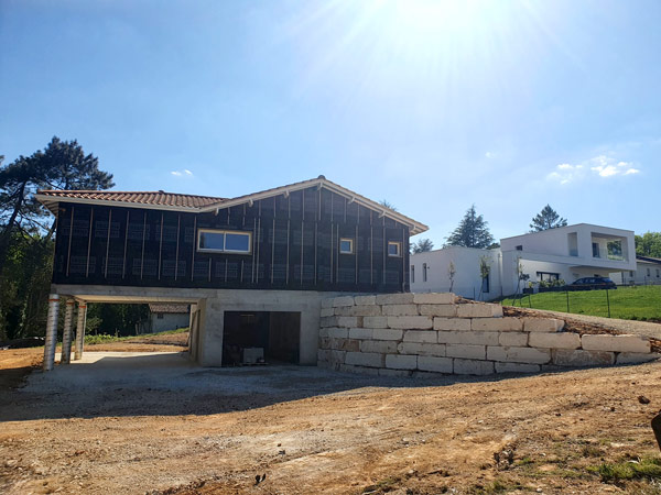 Réalisation d’un soutènement en enrochement pour une maison neuve dans le Périgord.