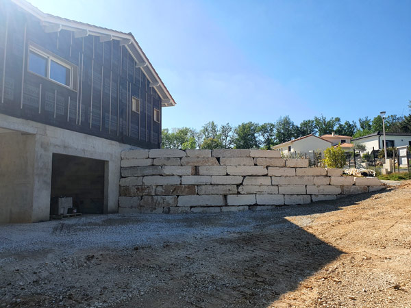 Travaux d’enrochement réalisés par TCTP autour d’une maison neuve à Périgueux.