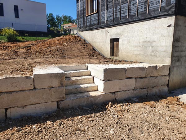 Aménagement extérieur avec enrochement en escalier pour stabiliser et embellir un terrain en Dordogne.