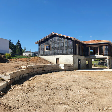 Chantier d’enrochement TCTP pour sécuriser les abords d’une construction neuve à Périgueux.