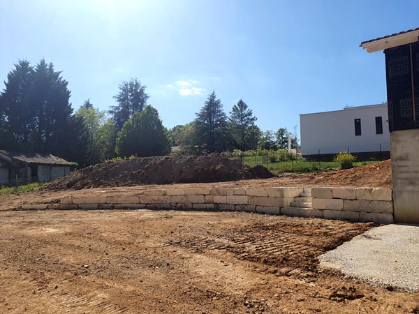 Mise en place d’un enrochement décoratif et fonctionnel sur un chantier résidentiel à Périgueux.