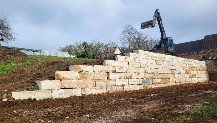 Enrochement de soutènement décoratif et fonctionnel pour sécuriser les aménagements extérieurs en pierre de Limeyrat