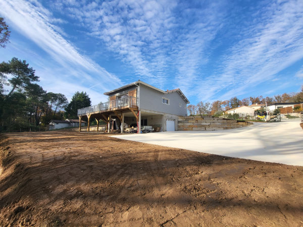 Réalisation par l'entreprise SARL TCTP en Dordogne 24 d'un aménagement de maison bois neuve avec de l'empierrement, de l'enrochement et de la terre végétale
