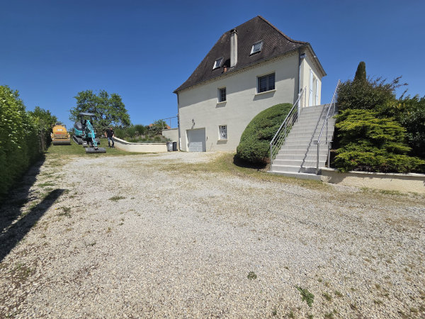 Photo prise avant le début des travaux de la cour de cette maison individuelle