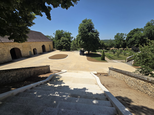 Réalisation d'une cour intérieure au château de vaudres à Gabillou par l'entreprise TCTP