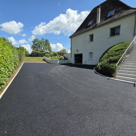 Création et aménagement de cours et allées en enrobé pour valoriser vos extérieurs.