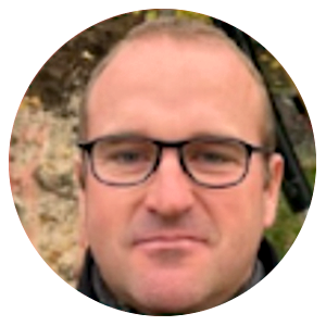 Portrait d’un technicien TCTP œuvrant sur des chantiers d’assainissement.