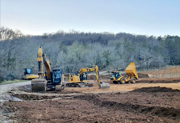Location de matériel de chantier de terrassement et d'aménagement pour accompagner particuliers et entreprises locales.