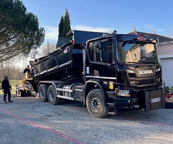 Matériel de travaux publics utilisé pour des aménagements extérieurs en Dordogne.