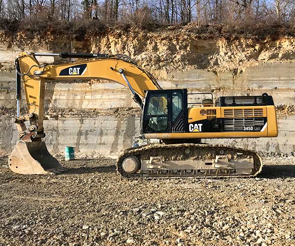 Engins TCTP prêts à intervenir sur des opérations d’assainissement et de terrassement CAT.