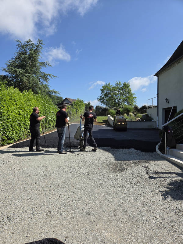 Mise en œuvre à la main d'enrobé à chaud noir 0/10