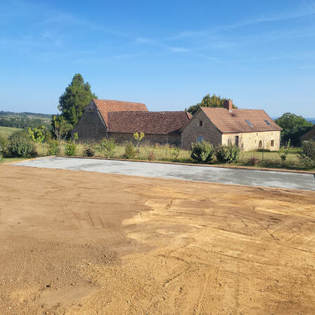 Réalisation d'un terrain de pétanque avec des traverses en chêne