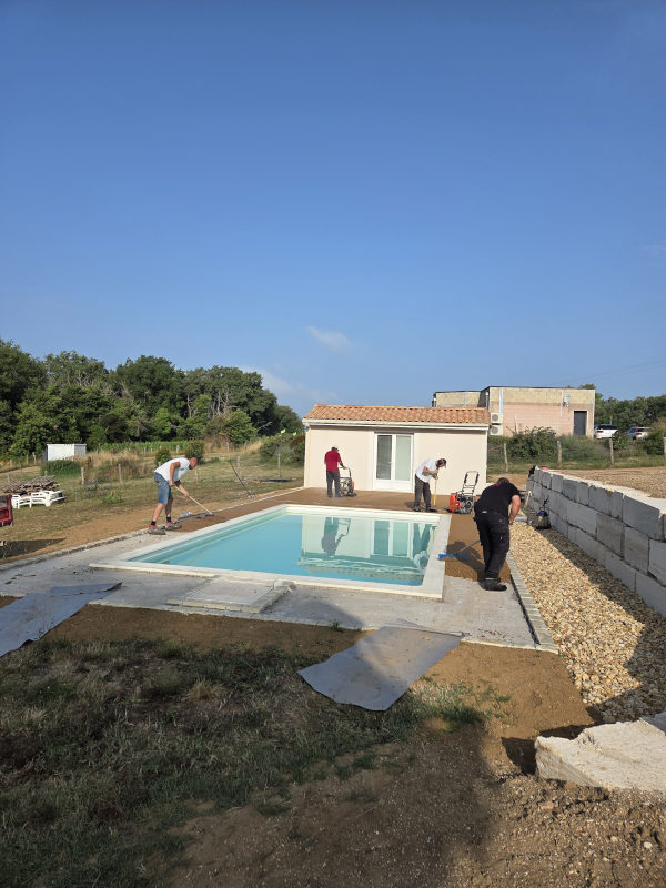 Mise en œuvre à la main d'enrobé beige autour d'une piscine réalisé par l'entreprise TCTP