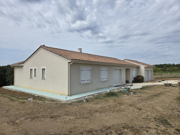 Réalisation de béton désactivé autour d'une maison par l'entreprise TCTP