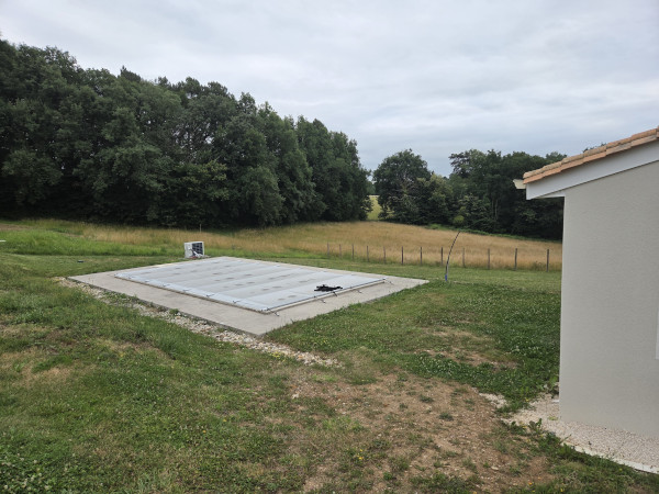 Pourtour d'une piscine avant de réaliser les travaux