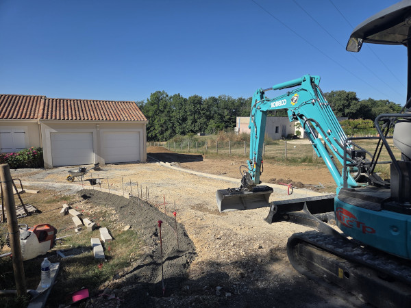 Pose de bordures cr1 beige dans l'accès d'une maison réalisé par l'entreprise TCTP