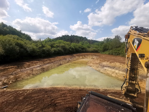 Terrassement d'un étang avec une Caterpillar 320 par l'entreprise TCTP