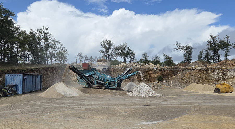 Concassage de blocs calcaire en granulats 0/31.5 et 40/80 au dépôt de l'entreprise TCTP à Azerat en Dordogne