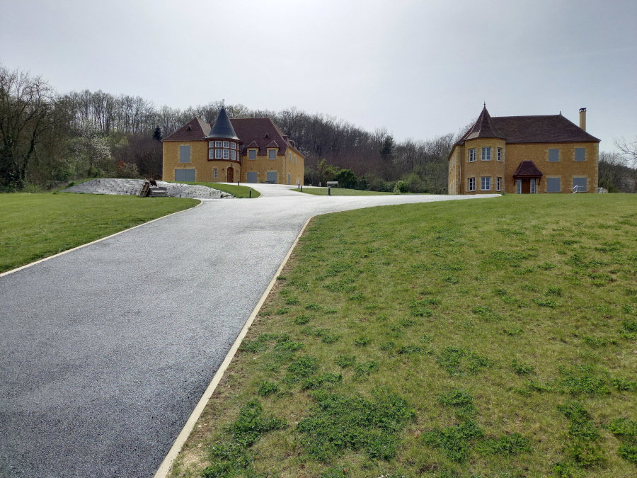 Finition des accès en enrobé de ces deux jolies maisons jumelle à siorac du Périgord par l'entreprise SARL TCTP en Dordogne 24