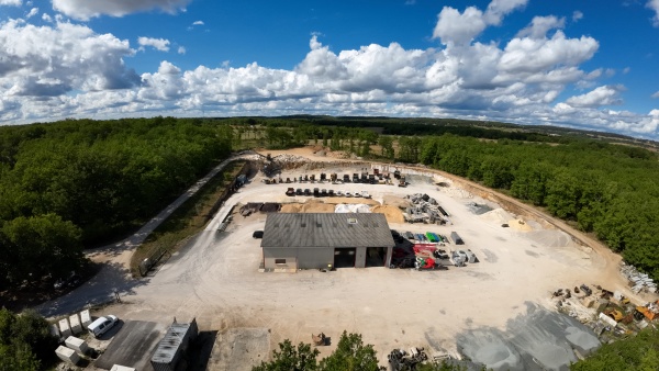 Photo d'ensemble du dépôt avec le stock et le parc matériel à Azerat