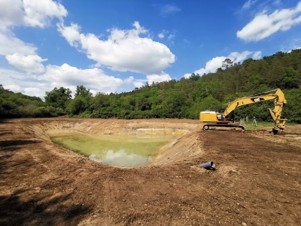 Terrassement avec une Caterpillar 320E d'un bassin pour irriguer des plantation dans les parcelles d'un château réalisé par l'entreprise TCTP