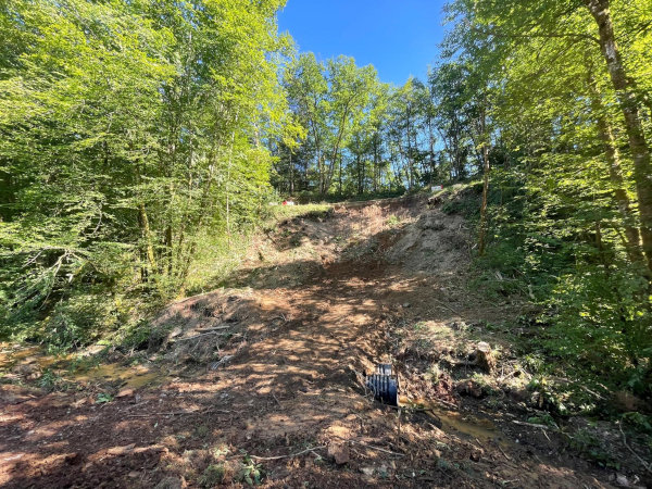 Terrassement par l'entreprise TCTP en Dordogne d'un talus éboulé à cause des intempéries