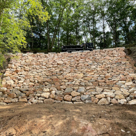 Travaux d'enrochement pour soutènement de talus réalisé par l'entreprise TCTP