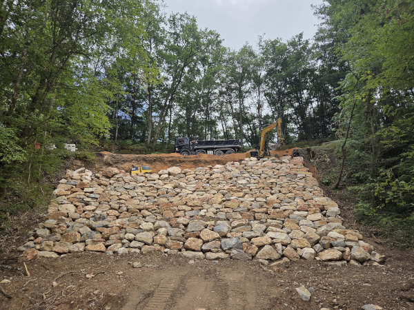 Enrochement de soutien dans un talus réalisé par l'entreprise TCTP en Dordogne