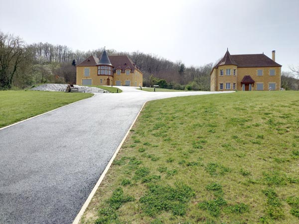 Réalisation par l'entreprise TCTP du terrassement et de l'aménagement de deux constructions neuves à Siorac du Périgord avec une finition des voiries en enrobé noir 0/10