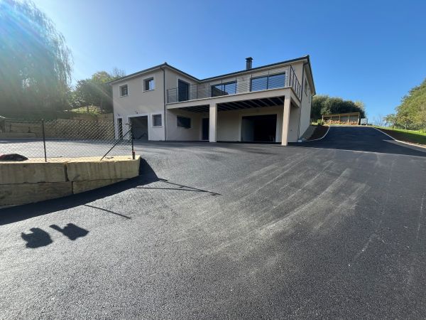 Réalisation d'un enrobé à chaud dans les accès et les parkings d'une maison neuve sur la commune de Atur en Dordogne par l'entreprise TCTP