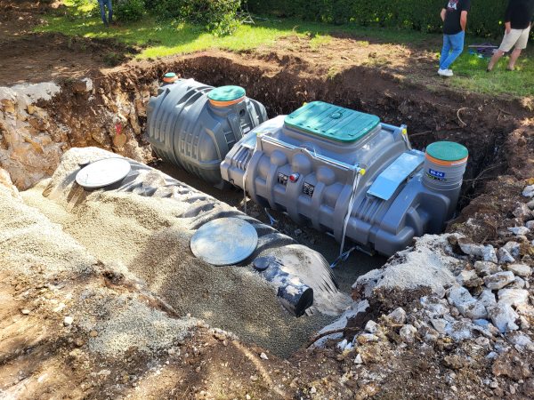 mise en place par l'entreprise SARL TCTP en Dordogne 24 d'une cuve de récupération d'eau de la marque GRAAF de 22000L et d'une filière compacte de 8 équivalents habitant ECOFLO de la marque premier tech dans le cadre de la réfection d'un assainissement de maison chez un particulier