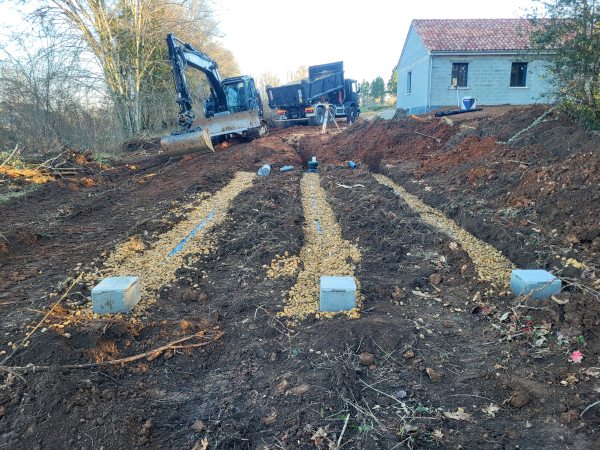 Réalisation par l'entreprise SARL TCTP en Dordogne 24 d'un épandage après filtre à sable dans le cadre de la création de l'assainissement d'une maison neuve chez un particulier