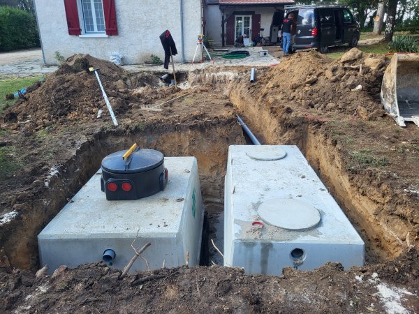 Pose par l'entreprise Sarl tctp d'une cuve de récupération d'eau pluviale en béton et d'une fosse toutes eaux de 3000L dans le cadre de la réfection d'un assainissement individuel
