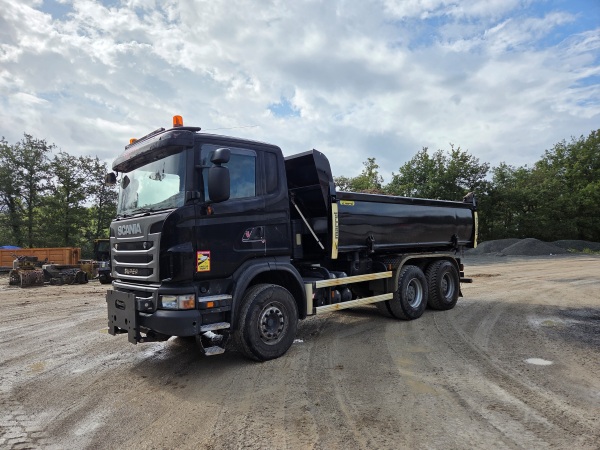 Location de matériel de travaux publics de l'entreprise SARL TCTP à Azerat 24210 camion 6X4 Scania charge utile de 13t