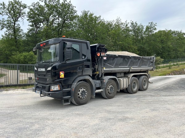Location de matériel de travaux publics de l'entreprise SARL TCTP à Azerat 24210 camion 8x4 scania charge utile de 17t