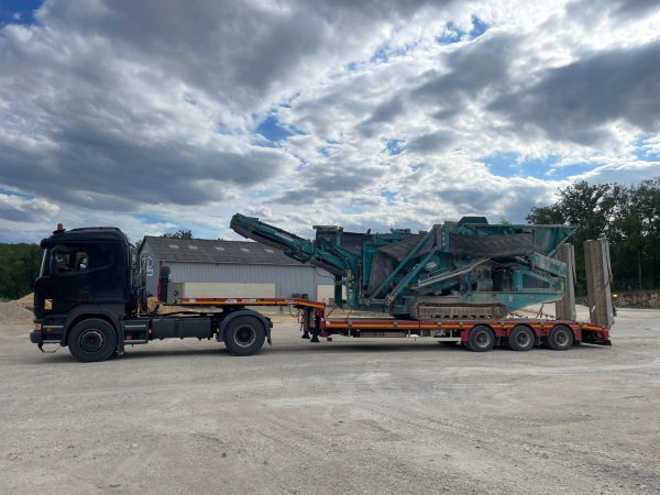 Location de matériel de travaux publics de l'entreprise SARL TCTP à Azerat 24210 camion scania avec remorque porte engins 3 essieux directionnels