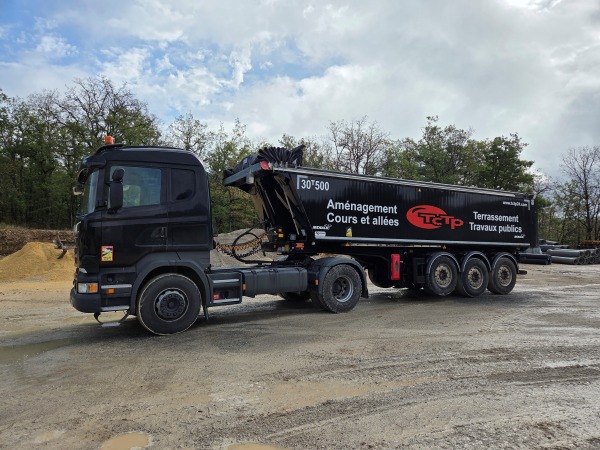 Location de matériel de travaux publics de l'entreprise SARL TCTP à Azerat 24210 camion scania V8 avec benne 3 essieux charge utile 30T500