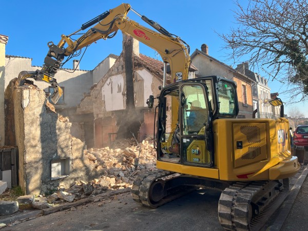 Location de matériel de travaux publics de l'entreprise SARL TCTP à Azerat 24210 pelle Caterpillar 8T avec pince de tri et démolition
