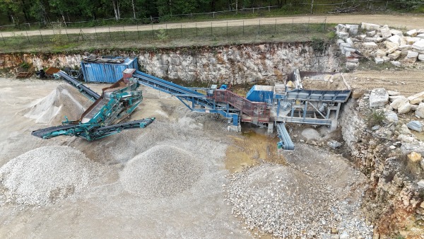 Atelier de concassage et de criblage de granulats au dépôt de l'entreprise SARL TCTP à Azerat en Dordogne