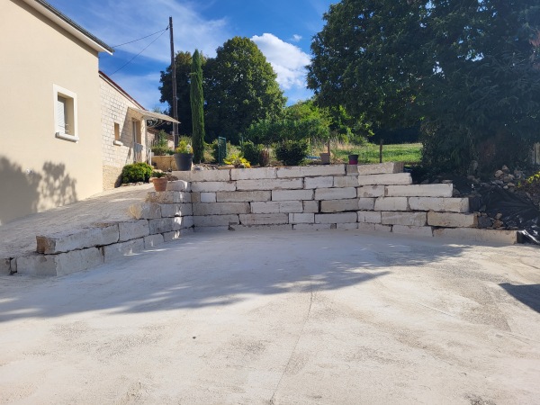 Réalisation par l'entreprise TCTP en Dordogne d'un enrochement de soutènement pour la création d'un parking chez un particulier