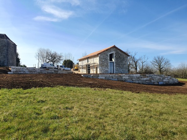 Travaux d'enrochement réalisés par l'entreprise tctp en Dordogne 24210 pour aménager les extérieurs d'une vielle maison en pierre rénovée.