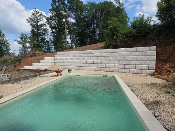 Fourniture et mise en œuvre par l'entreprise tctp en dordogne de blocs préfabriqués BBLOX de chez Lachaux béton pour le soutènement d'un talus à coté d'une piscine